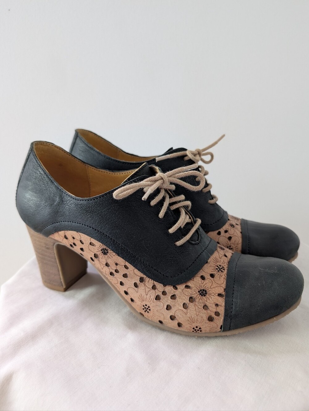 Brako - Anatomic Grandmillenial Leather Floral Two Toned Oxford Heels - Size 8